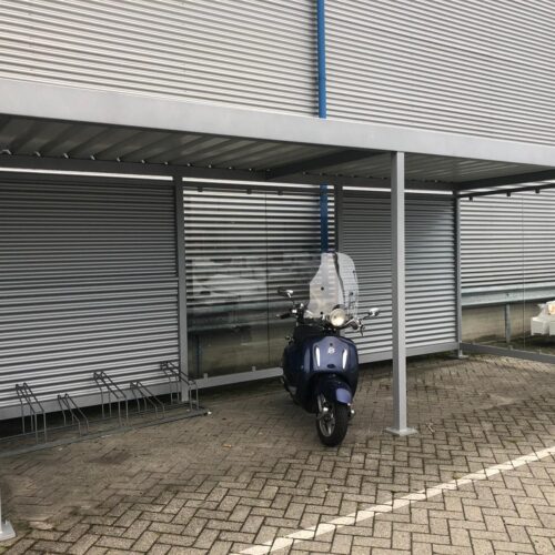 Fietsoverkapping Manheim - Modern en Maatwerk 62 Moderne fietsoverkapping Mannheim met glazen en aluminium golfplaatwanden om en om geplaatst in Veendam.